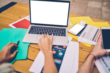 Ders çalışması için arama bilgisinde boş ekran alanı olan modern dizüstü bilgisayarda el bilgisayarı klavye metninin kırpılmış görüntüsü. Masaüstü üzerinde duran internet içeriğiniz için kopyalanmış alan alanı olan modern ağ kitabı