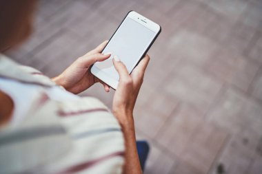 Cep telefonu kullanan bir kadının görüntüsü ekran görüntüsü ile sosyal ağda kısa mesajlar gönderiyor, milenyum kadını akıllı telefonu açık havada tutuyor uygulamalardaki kafelerle ilgili bilgileri kontrol ediyor