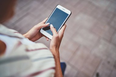 4G açık hava internete bağlı akıllı telefondan mesaj yazan bir kadının el yazısı kesilmiş görüntüsü, kadın blogcu paylaşım paylaşımı profil güncellemesi yaparken cep telefonunu yürütürken ve tutarken
