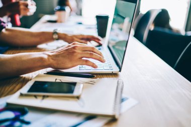 İnternet sitelerinde yararlı bilgiler aramak için modern dizüstü bilgisayarın klavyesine yazı yazan ellerin görüntüsü kesildi. Dijital netbook 'ta IT uzmanları için kurslar. Aygıta uygulama yükleniyor