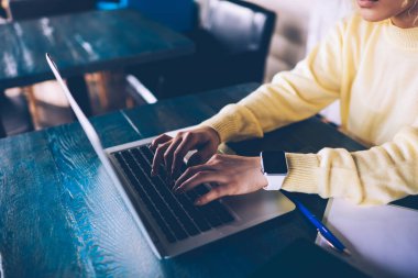 Yetenekli bir kadının modern dizüstü bilgisayarda internete bağlı programcılar için online platformda çalışırken çekilmiş görüntüsü, serbest çalışma sırasında veri yazan kadın