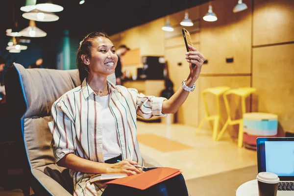 Joven Hipster Alegre Posando Para Mismo Cámara Telefonía Móvil Moderna —  Fotos de Stock