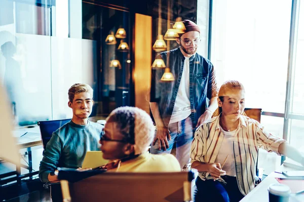 Brainstorming Sezení Moderní Designérské Kanceláři Přes Sklo Mladý Tvůrčí Štáb — Stock fotografie