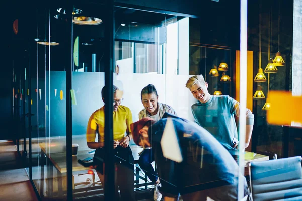 Jovem Macho Fêmea Hipsters Tripulação Divertindo Juntos Reunião Escritório Coworking — Fotografia de Stock