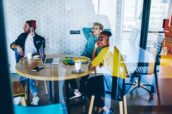 キャンパス学習のテーブルに座ってレッスンの準備をする多人種の100万人の世代の学生のグループは 熟練した従業員のヒップスターの乗組員が共同作業でプロジェクトに協力 — ストック写真