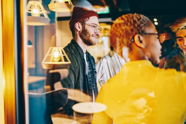 Alegre Tripulación Multirracial Los Empleados Que Comunican Reunión Moderna Oficina — Foto de Stock