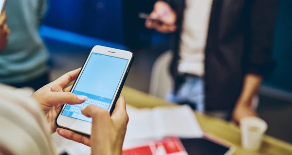 Gesneden Vrouwelijke Handen Met Moderne Smartphone Apparaat Het Typen Van — Stockfoto