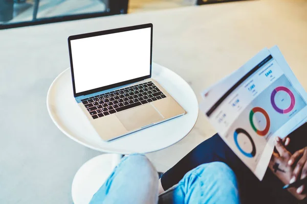 Moderne Laptop Computer Met Blanco Scherm Voor Internet Inhoud Website — Stockfoto