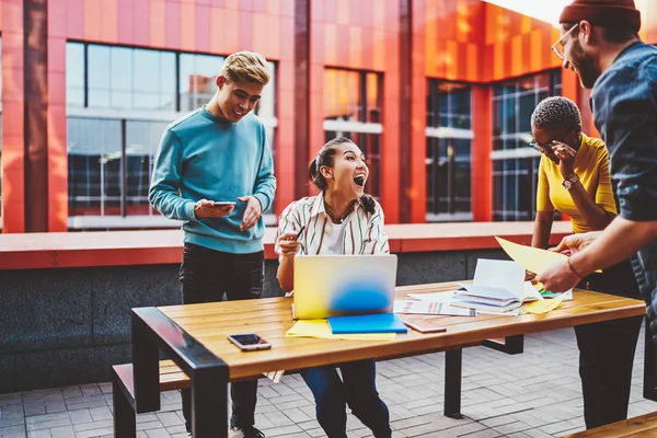 Fröhliche Junge Leute Freizeitkleidung Lachen Während Der Zusammenarbeit Der Design — Stockfoto