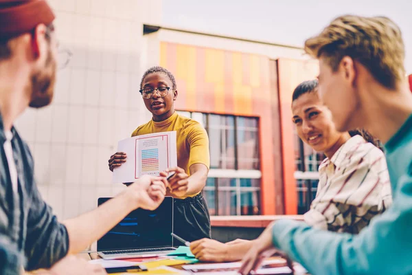 Samenwerking Met Afro Amerikaanse Docent Ervaren Leerlingen Bij Het Ontwikkelen — Stockfoto