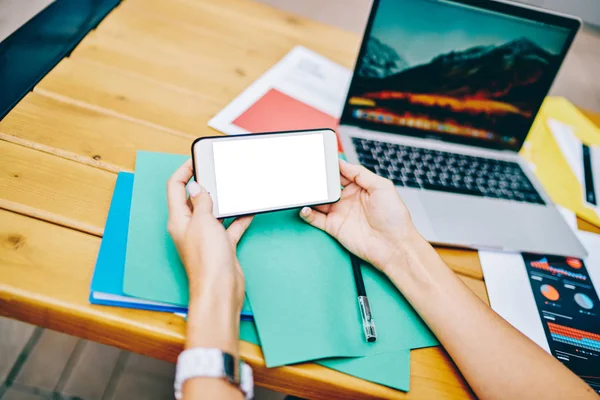 Las Manos Femeninas Cruzadas Que Poseen Moderno Dispositivo Smartphone Con — Foto de Stock