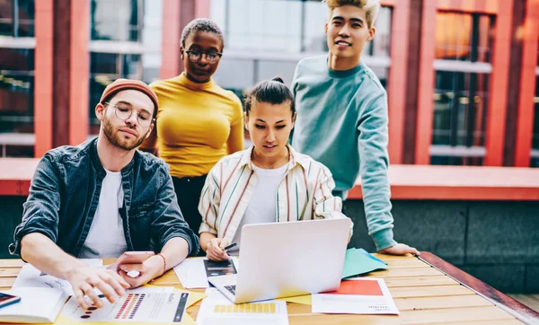 Entraîneure Africaine Amérique Coopérant Avec Des Étudiants Multiculturels Qualifiés Pendant — Photo