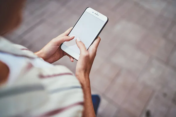 Imagem Recortada Mulheres Usando Telefone Celular Com Tela Simulada Enviando — Fotografia de Stock