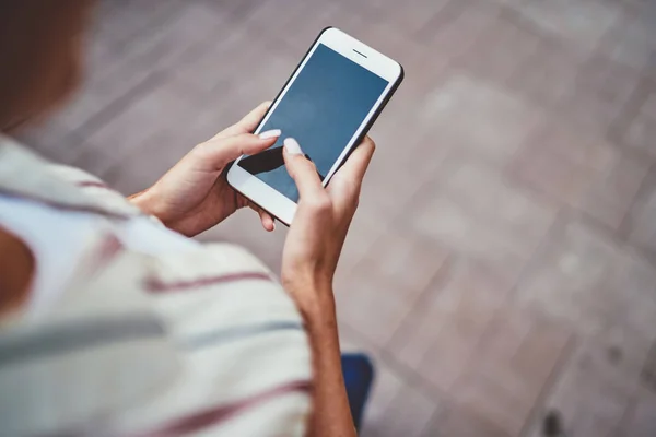 Imagen Recortada Mensajes Texto Escritos Mano Por Mujeres Teléfonos Inteligentes — Foto de Stock