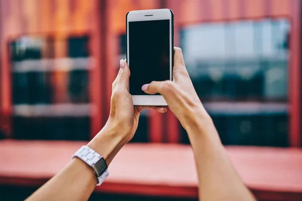 Imagem Recortada Mulher Usando Smartphone Com Tela Simulada Tirando Foto — Fotografia de Stock