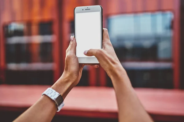 Gesneden Beeld Van Handen Van Vrouw Met Moderne Smartphone Met — Stockfoto