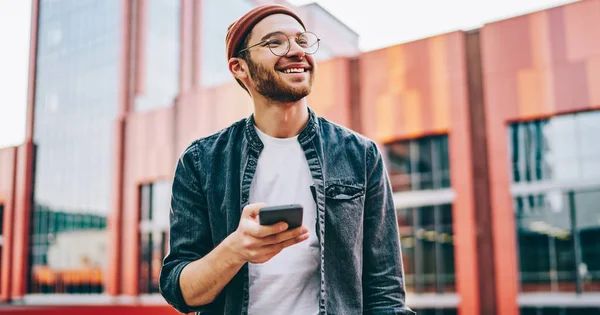 Glad Kaukasisk Man Trendigt Slitage Med Internet Roaming För Mobiltelefon — Stockfoto