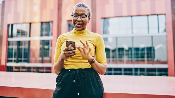 Happy African American Woman Excited Getting News Sales Web Store — Stock Photo, Image