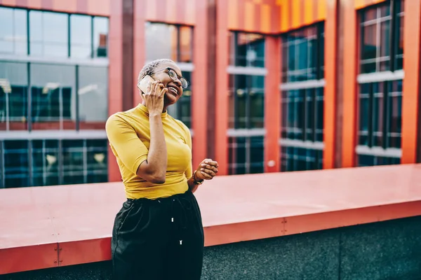 Vrolijke Afrikaanse Amerikaanse Vrouw Casual Dragen Tevreden Met Internationale Verbinding — Stockfoto