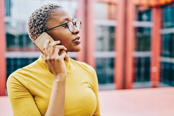 Vista Lateral Menina Hipster Americana Africana Espetáculos Olhando Para Longe — Fotografia de Stock