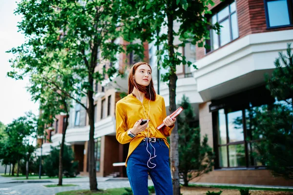 Atractiva Estudiante Jengibre Caminando Por Calle Escuchando Música Favorita Través — Foto de Stock