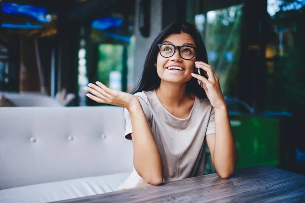 Ευτυχισμένη Νεαρή Μελαχρινή Καυκάσια Γυναίκα Απολαμβάνει Τηλεφωνική Συνομιλία Τον Φίλο — Φωτογραφία Αρχείου