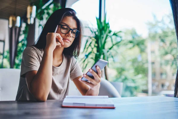 Concentrato Femminile Occhiali Fare Transazioni Denaro Tramite Applicazione Telefonia Mobile — Foto Stock