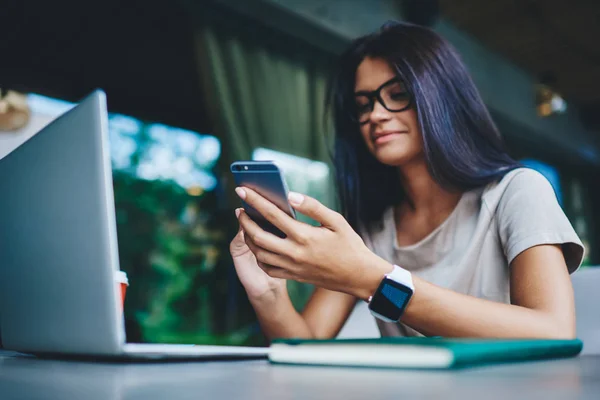 Jonge Brunette Vrouw Bril Controleren Kennisgeving Mobiele Telefoon Tijdens Het — Stockfoto