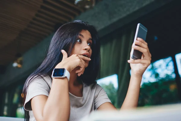Menina Hipster Emocional Perguntando Sobre Boa Conexão Assistir Filme Smartphone — Fotografia de Stock