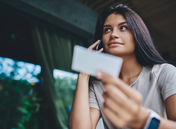 코카서스 암컷은 휴대폰 휴대용 플라스틱 카드를 사용하여 교환원에게 전화를 — 스톡 사진