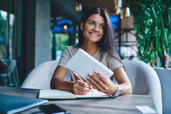 Blogueiro Bonito Alegre Usando Tablet Digital Para Trabalho Remoto Cafetaria — Fotografia de Stock