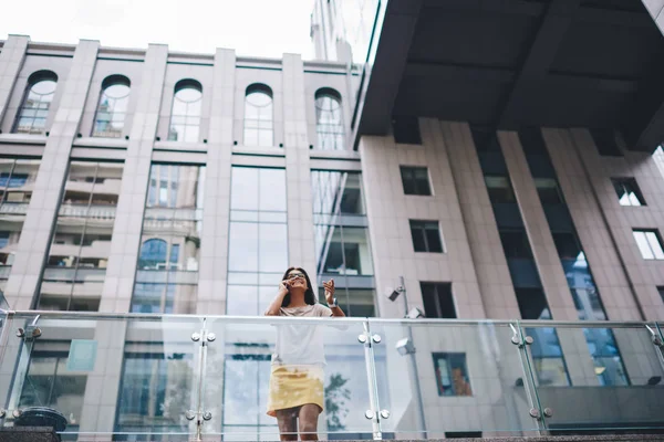 Boldog Női Turista Áll Városi Környezetben Háttér Beszél Mobiltelefon Roaming — Stock Fotó