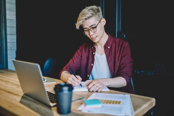 Jovem Asiático Inteligente Óculos Escrevendo Informações Texto Durante Assistir Webinar — Fotografia de Stock