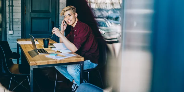 Ritratto Positivo Cinese Studente Hipster Sorridendo Macchina Fotografica Mentre Rivolge — Foto Stock