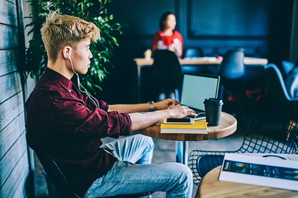 Tastiera Hipster Freelancer Giapponese Sul Computer Portatile Moderno Durante Ascolto — Foto Stock