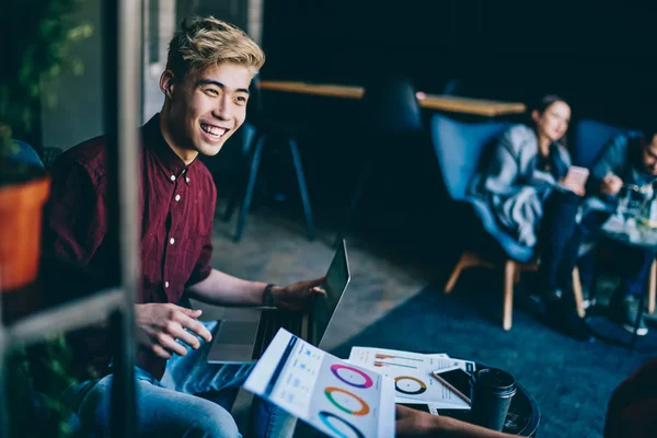 Positive Chinesische Hipster Studentin Lacht Während Sie Den Modernen Laptop — Stockfoto