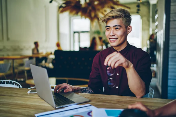 Pondering Sorridente Cinese Studente Pensare Alla Nuova Pubblicazione Internet Mentre — Foto Stock