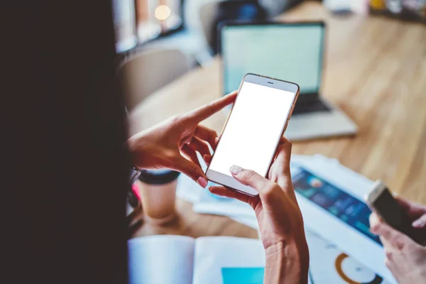 Vista Cruzada Las Manos Mujer Teniendo Teléfono Inteligente Digital Con — Foto de Stock