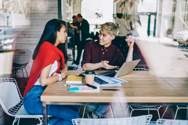 Positieve Chinese Jongeman Zitten Aan Laptop Bespreken Grafisch Voor Gemeenschappelijk — Stockfoto