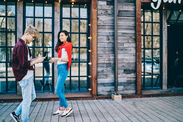 Chinês Jovem Mulher Vestida Desgaste Casual Passeando Ambiente Urbano Perto — Fotografia de Stock