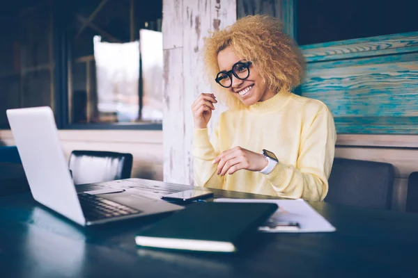 Estudante Preto Feliz Feminino Óculos Moda Para Correção Visão Desfrutar — Fotografia de Stock