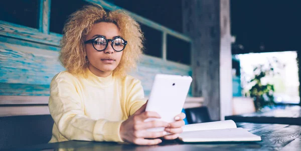 Attraktiv Mörkhyad Kvinnlig Hipster Glasögon För Att Ögon Skydd Uppdatera — Stockfoto