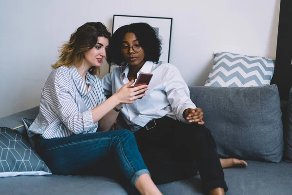 Due Amici Multiculturali Guardare Video Line Smartphone Moderno Utilizzando Internet — Foto Stock