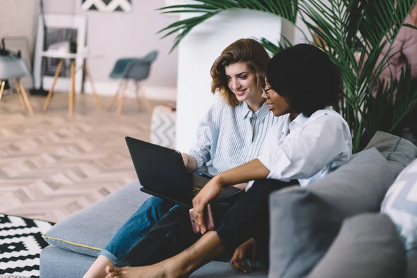 Zwei Unterschiedliche Freundinnen Die Sich Auf Einer Bequemen Couch Bequem — Stockfoto