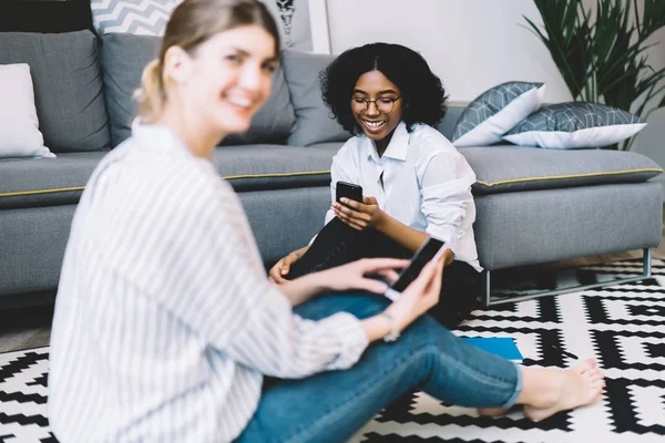 Vrolijke Multiculturele Vrouwelijke Bloggers Lachen Communiceren Met Volgers Sociale Netwerken — Stockfoto