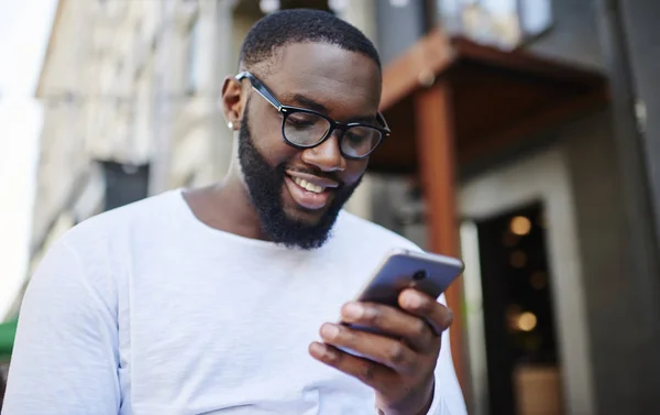 Hombre Positivo Milenario Charlando Línea Sobre Teléfono Inteligente Pasar Tiempo — Foto de Stock