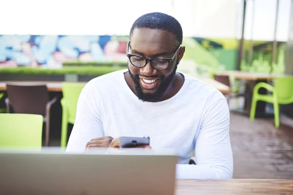 Glücklicher Männlicher Blogger Stylischer Brille Der Die Kontostatistiken Sozialen Netzwerken — Stockfoto