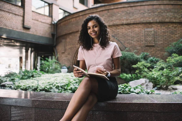 Glad Afroamerikansk Tonåring Kvinna Casual Outfit Vilar Urban Miljö Tid — Stockfoto