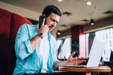 Bilmece okuyan mutsuz adam, online raporla ilgili hesap bakiyesi sorununu çözmek için telefon görüşmesi, stresli erkek programcının servise yeni yazılım sistemi kurması hakkında rapor aldı.