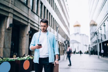 Ciddi bir adam, internet üzerinden para transferi için bankacılık uygulaması kurarken akıllı telefon tebligatı ile ilgili bir mesaj aldı.